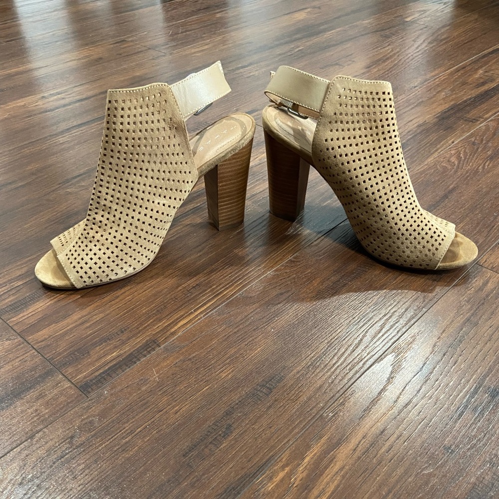 Tahari Margret 2 Peep Toe Tan Suede 4inch Block Heel Sandal Size 8